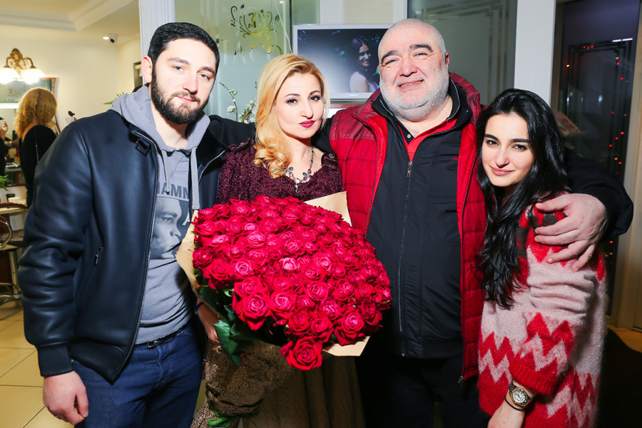 Владелица салона "Jaco"- Жанна Арутюнова с семьей фото