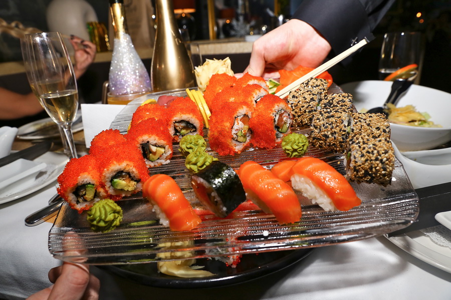 блюдо с суши ресторан тургенеф фото