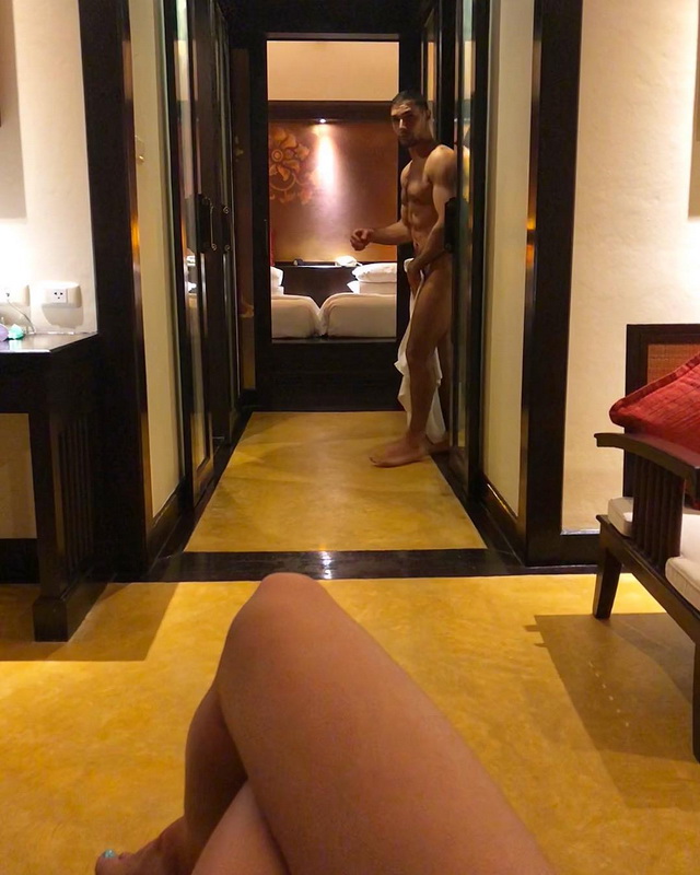 голый Виталий Козловский в гостиничном номере фото