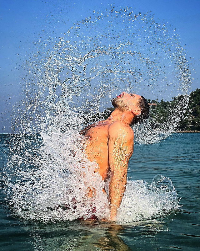 Виталий Козловский плавает остров Пхукет фото