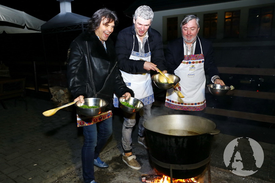 фото Виталий Борисюк, Арсен Мирзоян и Иван Гаврон готовят грибную юшку на Святвечер