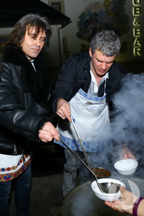 Виталий Борисюк и Арсен Мирзоян готовят грибную юшку в Romantik Spa Hotel фото