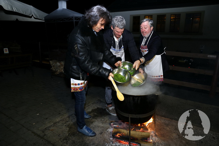 фото Виталий Борисюк, Арсен Мирзоян и Иван Гаврон варят грибную юшку
