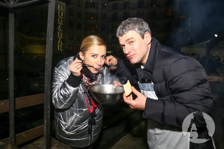 Антонина Матвиенко и Арсен Мирзоян пробуют грибную юшку на Святвечер фото
