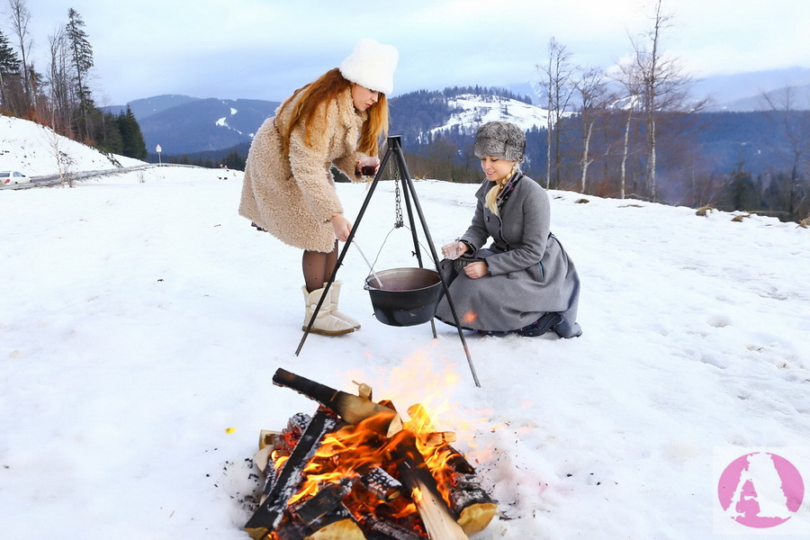 Тоня Матвиенко и Татьяна Гончарова готовят глинтвейн на костре фото