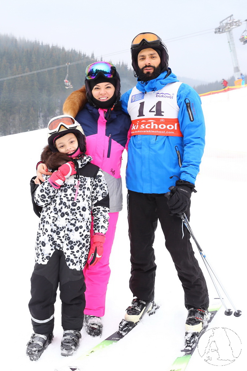 Андрей Кише с семьей катается на лыжах в Буковеле фото